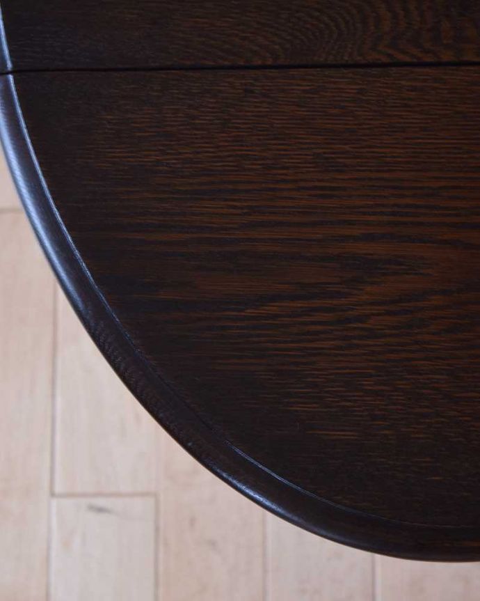 アンティークのテーブル アンティーク家具 和室でも使えるアンティーク家具、脚の装飾が美しい小ぶりなゲートレッグテーブル。近づいて見てみると・・・時間と手間暇を掛けて職人が丁寧にお直しした天板は、木目も美しいんです。(k-1868-f)