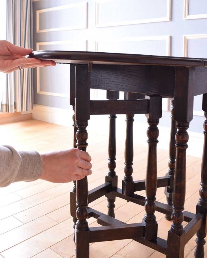 アンティークのテーブル アンティーク家具 和室でも使えるアンティーク家具、脚の装飾が美しい小ぶりなゲートレッグテーブル。脚を引き出すだけであっという間ゲートのような形をした脚のテーブル。(k-1868-f)