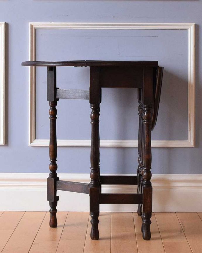 アンティークのテーブル アンティーク家具 和室でも使えるアンティーク家具、脚の装飾が美しい小ぶりなゲートレッグテーブル。片方開くと・・・・片方のリーフを開くとこんな感じ。(k-1868-f)