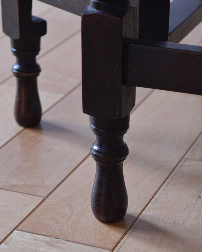 アンティークのテーブル アンティーク家具 和室でも使えるアンティーク家具、脚の装飾が美しい小ぶりなゲートレッグテーブル。持ち上げなくても移動できます!Handleのアンティークは、脚の裏にフェルトキーパーをお付けしていますので、持ち上げなくても床を滑らせて移動させることが出来ます。(k-1868-f)
