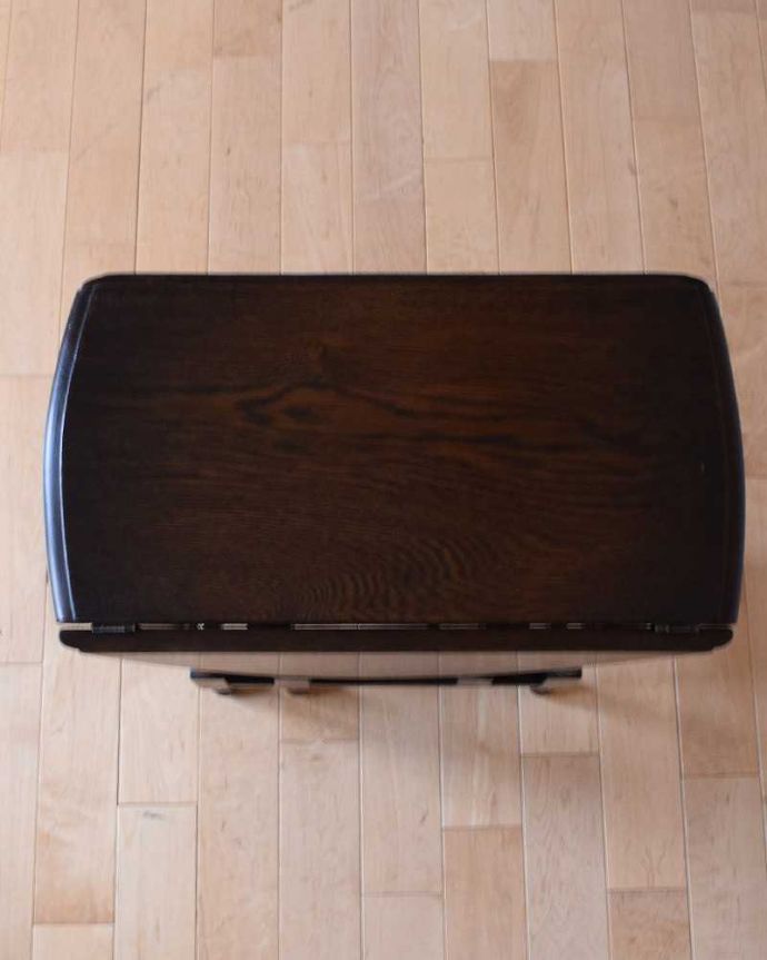 アンティークのテーブル アンティーク家具 和室でも使えるアンティーク家具、脚の装飾が美しい小ぶりなゲートレッグテーブル。畳むとこんなにスリムなサイズリーフを閉じた状態のテーブルを上から見るとこんな感じ。(k-1868-f)