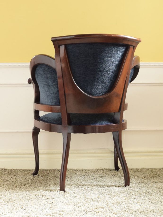 アンティークのパーソナルチェアの後ろ姿