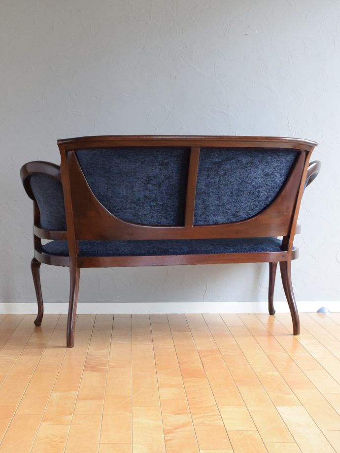 アンティークのセティの後ろ姿