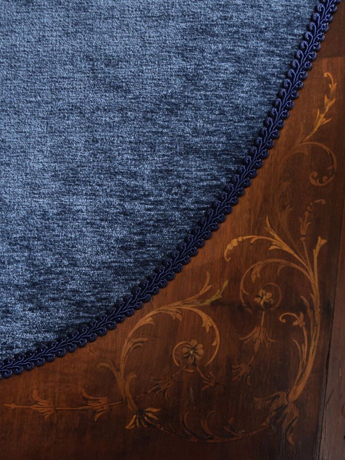 アンティークチェアの華やかな装飾