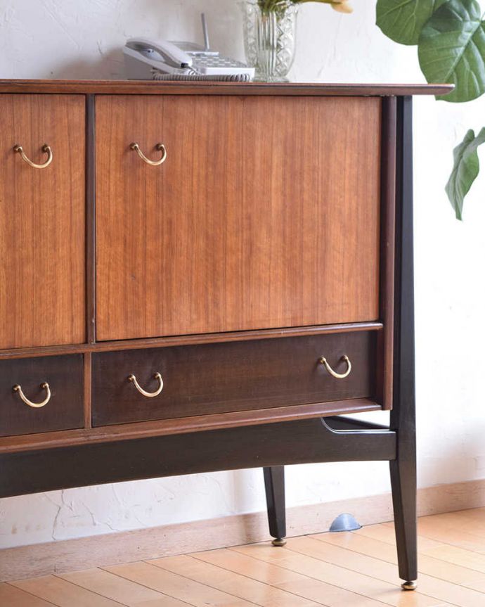 サイドボード アンティーク家具 スッキリとしたカッコいい北欧デザイン、G-PLANのアンティークテレビボード。ヴィンテージ家具らしいあたたかさ。(k-1870-f)