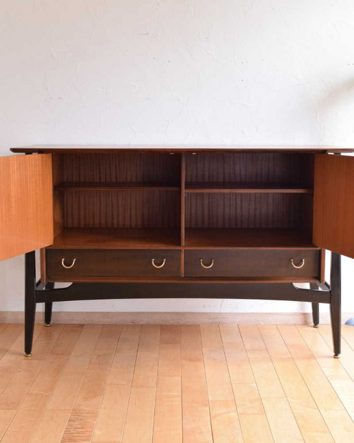 サイドボード アンティーク家具 スッキリとしたカッコいい北欧デザイン、G-PLANのアンティークテレビボード。扉の奥にはたっぷり収納扉を開けると、中にはたっぷりの収納。(k-1870-f)