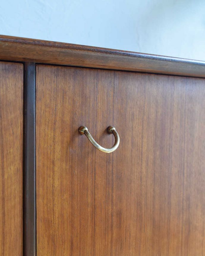 サイドボード アンティーク家具 スッキリとしたカッコいい北欧デザイン、G-PLANのアンティークテレビボード。扉の木目があたたかさを演出クールなデザインなのに、なんだかほっとするあたたかさ。(k-1870-f)