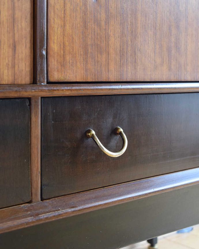 サイドボード アンティーク家具 スッキリとしたカッコいい北欧デザイン、G-PLANのアンティークテレビボード。デザインの一部になっている取っ手取っ手のデザインもシンプルかつ機能的に。(k-1870-f)