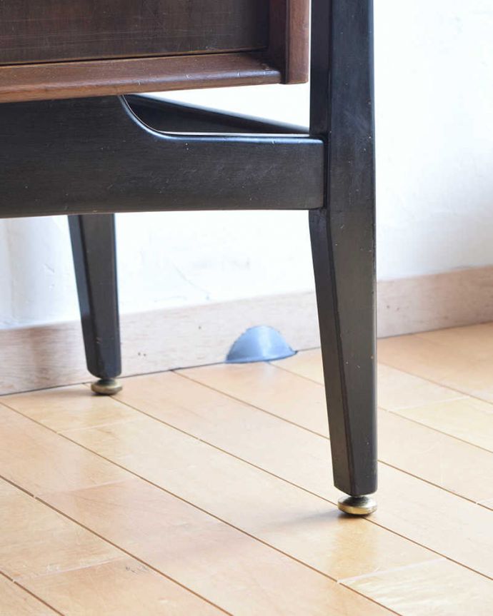 サイドボード アンティーク家具 スッキリとしたカッコいい北欧デザイン、G-PLANのアンティークテレビボード。スッキリとした脚の裏には…Handleの家具の脚裏にはフェルトキーパーをお付けしています。(k-1870-f)