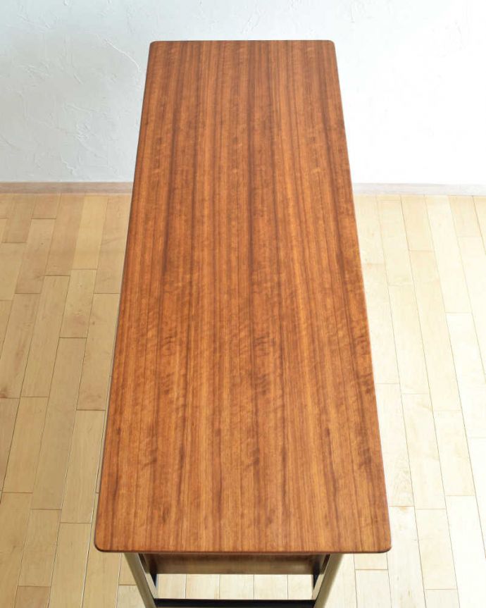 サイドボード アンティーク家具 スッキリとしたカッコいい北欧デザイン、G-PLANのアンティークテレビボード。天板の塗装もキレイに仕上げましたヴィンテージの家具は修復方法が様々。(k-1870-f)