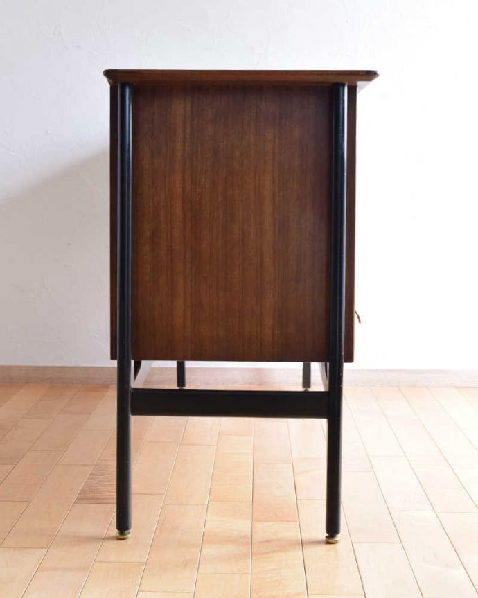 サイドボード アンティーク家具 スッキリとしたカッコいい北欧デザイン、G-PLANのアンティークテレビボード。横から見てもスッキリどこから見てもスッキリとしてステキなヴィンテージ。(k-1870-f)