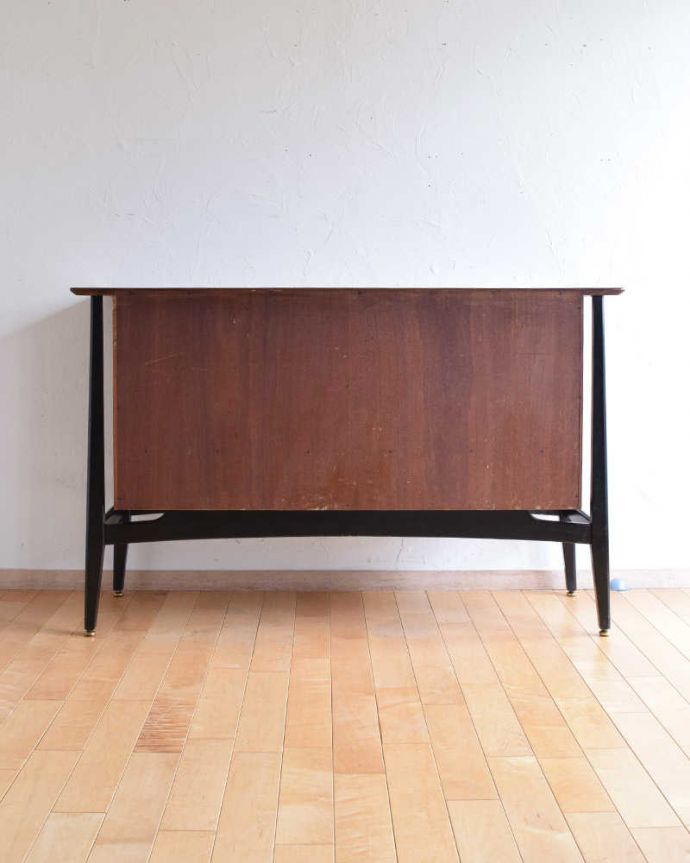 サイドボード アンティーク家具 スッキリとしたカッコいい北欧デザイン、G-PLANのアンティークテレビボード。もちろん後ろ姿もキレイですビンテージは新品ではないので、もちろん経年変化によるキズはあります。(k-1870-f)