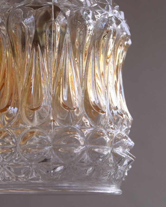 ペンダントライト　照明・ライティング　カラーガラス入りのアンティークペンダントライト（コード・シャンデリア電球・ギャラリーなし）。。(k-1870-z)