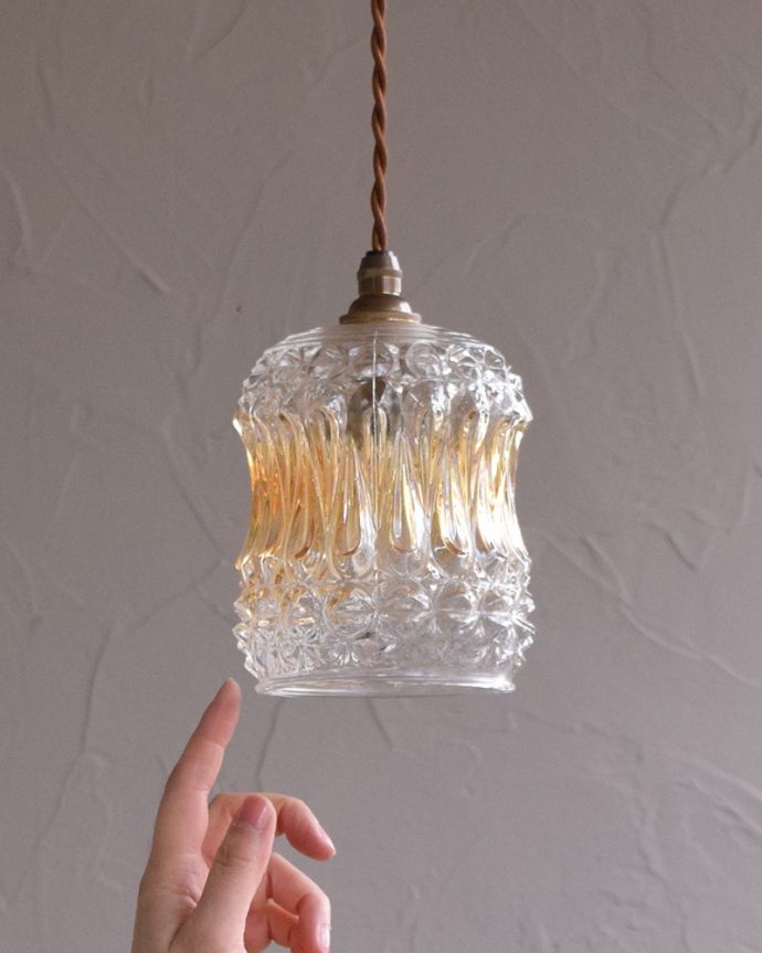 ペンダントライト　照明・ライティング　カラーガラス入りのアンティークペンダントライト（コード・シャンデリア電球・ギャラリーなし）。。(k-1870-z)