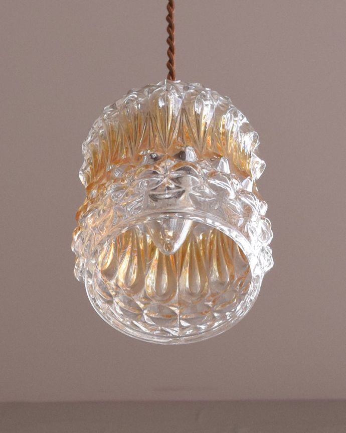 ペンダントライト　照明・ライティング　カラーガラス入りのアンティークペンダントライト（コード・シャンデリア電球・ギャラリーなし）。。(k-1870-z)