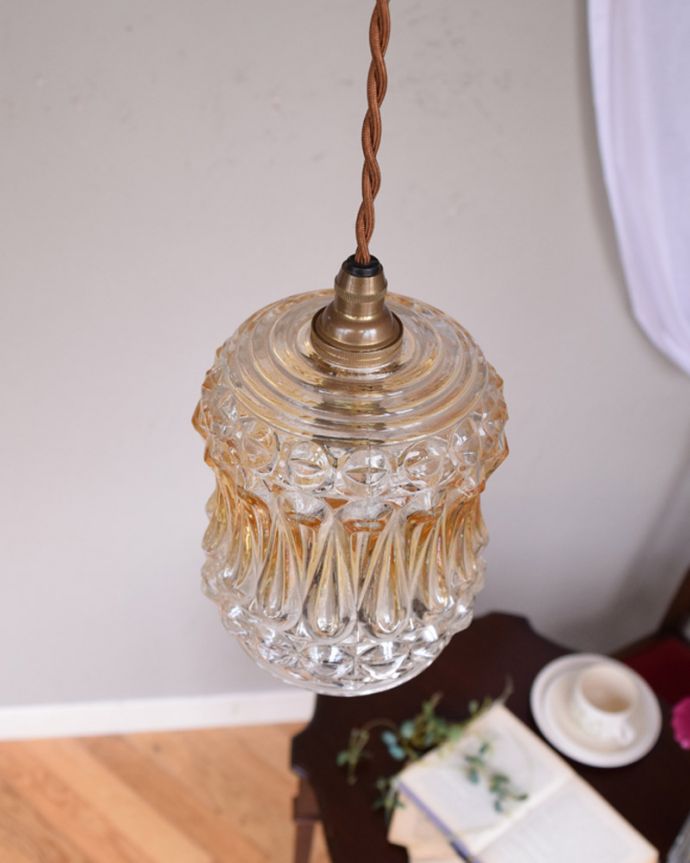 ペンダントライト　照明・ライティング　カラーガラス入りのアンティークペンダントライト（コード・シャンデリア電球・ギャラリーなし）。。(k-1870-z)