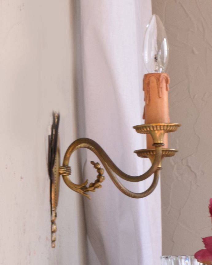 壁付けブラケット　照明・ライティング　フランス輸入のリボン付き照明、２灯タイプのウォールブラケット（Ｅ17シャンデリア球付）。横から見ると･･･壁を彩るウォールブラケットは横から見てもステキです。(k-1871-z)