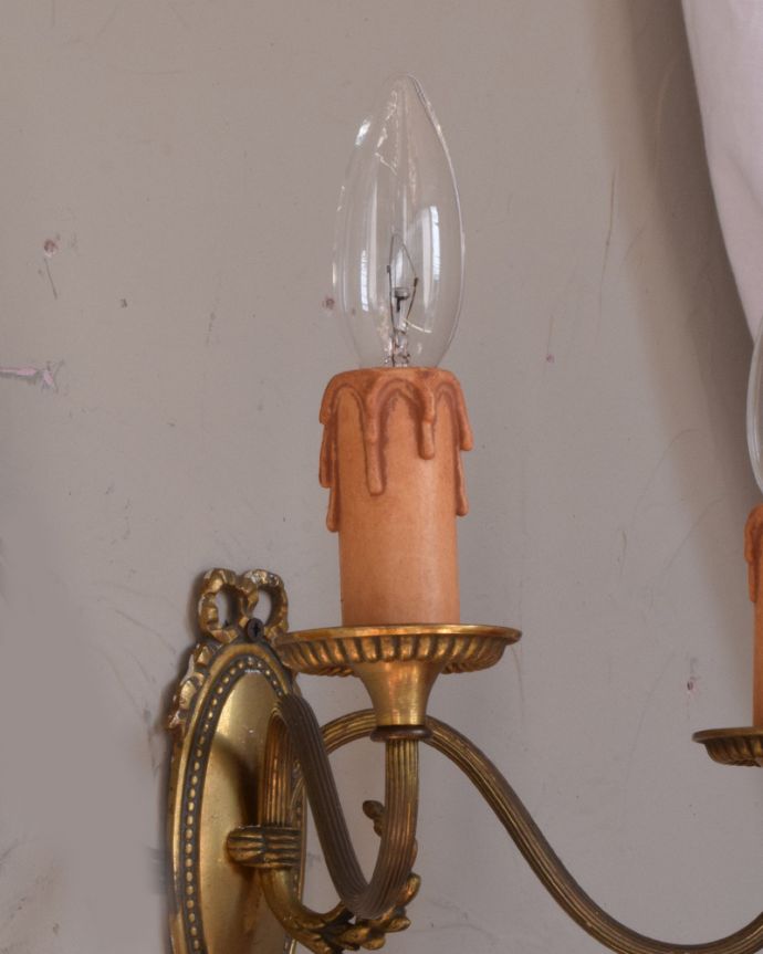 壁付けブラケット　照明・ライティング　フランス輸入のリボン付き照明、２灯タイプのウォールブラケット（Ｅ17シャンデリア球付）。LEDも使えます口金は100Wまで対応可能ですが、蝋管付きなので白熱球は40W以下がオススメです。(k-1871-z)