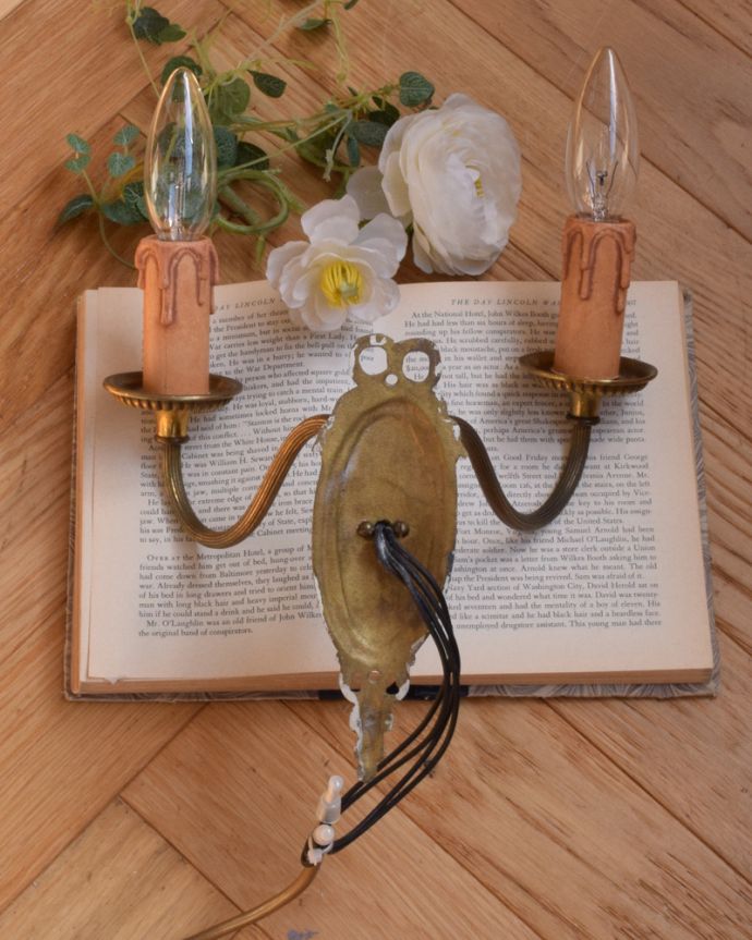 壁付けブラケット　照明・ライティング　フランス輸入のリボン付き照明、２灯タイプのウォールブラケット（Ｅ17シャンデリア球付）。直結タイプでお届けします日本仕様で配線しました。(k-1871-z)