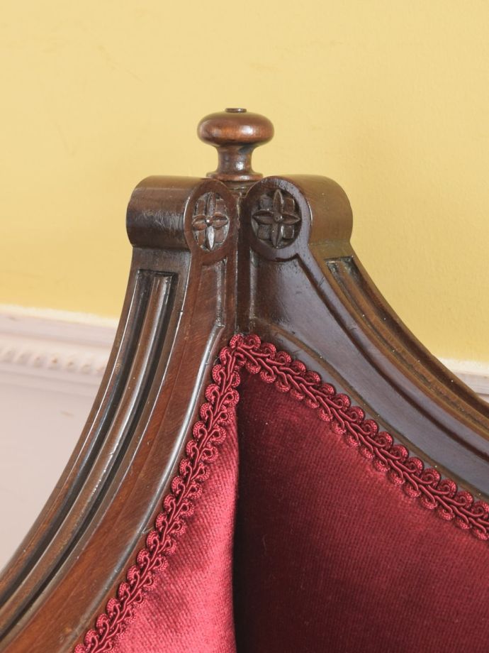 英国アンティーク家具らしい装飾