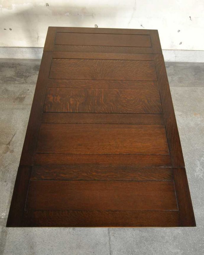 アンティークのテーブル　アンティーク家具　アンティークのおしゃれな英国輸入家具、脚がキレイなドローリーフテーブル。やっぱりテーブルは天板が重要全部開いた状態で天板を上から見てみるとこんな感じです。(k-1872-f)