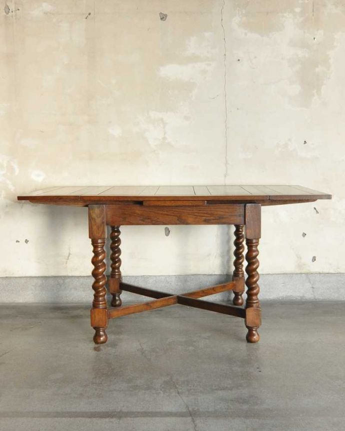 アンティークのテーブル　アンティーク家具　アンティークのおしゃれな英国輸入家具、脚がキレイなドローリーフテーブル。両方開くと大きなサイズ！家族が増えた時やみんなが集まった時、両方のリーフを開けば大きなサイズに。(k-1872-f)