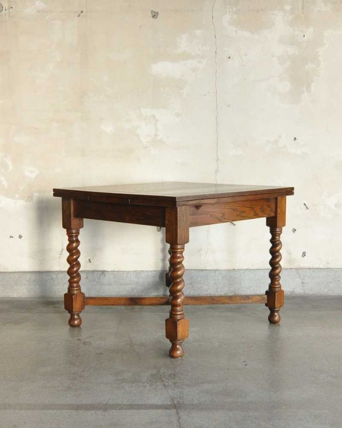 アンティークのテーブル　アンティーク家具　アンティークのおしゃれな英国輸入家具、脚がキレイなドローリーフテーブル。こちら側から見てみると･･･アンティークは新品ではないので、もちろん経年変化によるキズはありますが、専門の職人がキレイに修復しました。(k-1872-f)