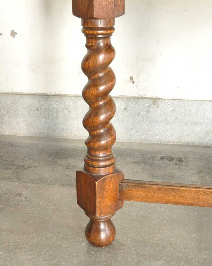 アンティークのテーブル　アンティーク家具　アンティークのおしゃれな英国輸入家具、脚がキレイなドローリーフテーブル。持ち上げなくても移動できます！Handleのアンティークは、脚の裏にフェルトキーパーをお付けしていますので、持ち上げなくても床を滑らせて移動させることが出来ます。(k-1872-f)