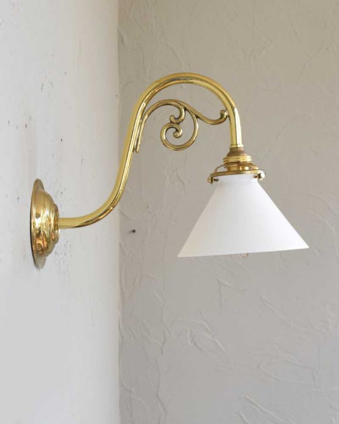 壁付けブラケット　照明・ライティング　アンティークの土台×ボーンチャイナシェードのウォールブラケット（Ｅ17シャンデリア球・ギャラリーA付き）。横から見ると･･･壁を彩る下向きの壁付けブラケット。(k-1872-z)