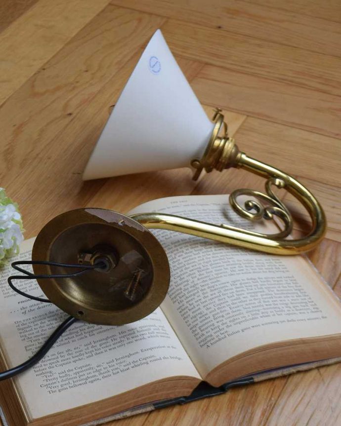 壁付けブラケット　照明・ライティング　アンティークの土台×ボーンチャイナシェードのウォールブラケット（Ｅ17シャンデリア球・ギャラリーA付き）。直結タイプでお届けします日本仕様で配線しました。(k-1872-z)