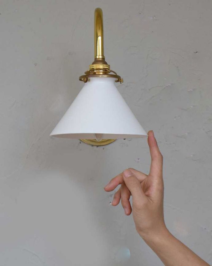 壁付けブラケット　照明・ライティング　アンティークの土台×ボーンチャイナシェードのウォールブラケット（Ｅ17シャンデリア球・ギャラリーA付き）。壁のアクセサリーでお部屋をオシャレに大変身日本ではあまり使わない壁付けのブラケット。(k-1872-z)