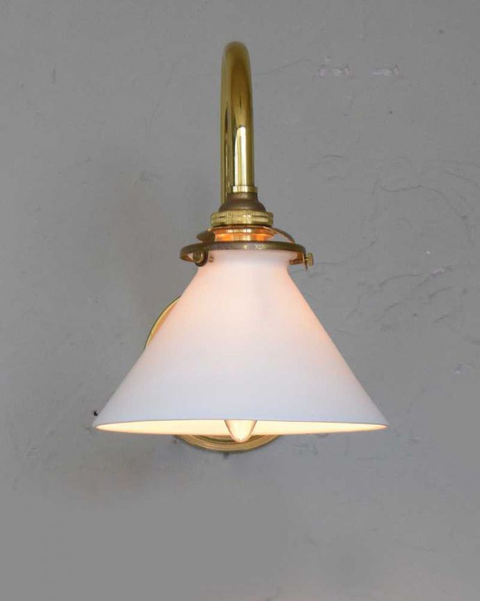 壁付けブラケット　照明・ライティング　アンティークの土台×ボーンチャイナシェードのウォールブラケット（Ｅ17シャンデリア球・ギャラリーA付き）。夜のお部屋をドラマティックに･･･壁を照らすとお部屋がなんだかステキに見えてきます。(k-1872-z)