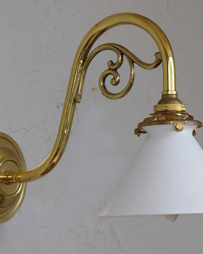 壁付けブラケット　照明・ライティング　アンティークの土台×ボーンチャイナシェードのウォールブラケット（Ｅ17シャンデリア球・ギャラリーA付き）。横から見たデザインも美しい･･･どんなお部屋もゴージャスな雰囲気に魅せてくれる優雅で美しいデザインです。(k-1872-z)