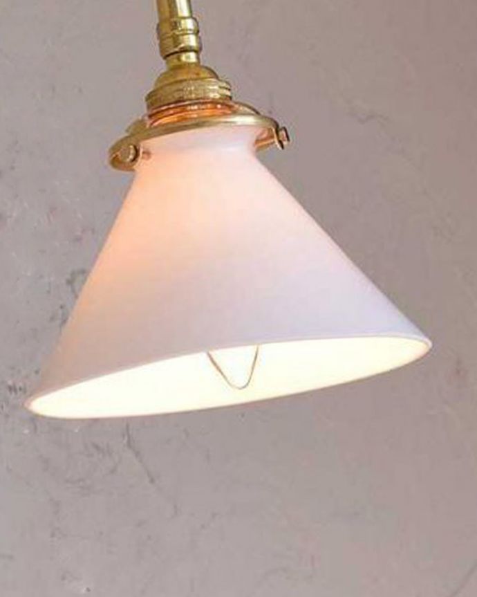 壁付けブラケット　照明・ライティング　アンティークの土台×ボーンチャイナシェードのウォールブラケット（Ｅ17シャンデリア球・ギャラリーA付き）。LEDも使えます日本球仕様（E17型）でオーバーホウルしたので安心して使えます。(k-1872-z)