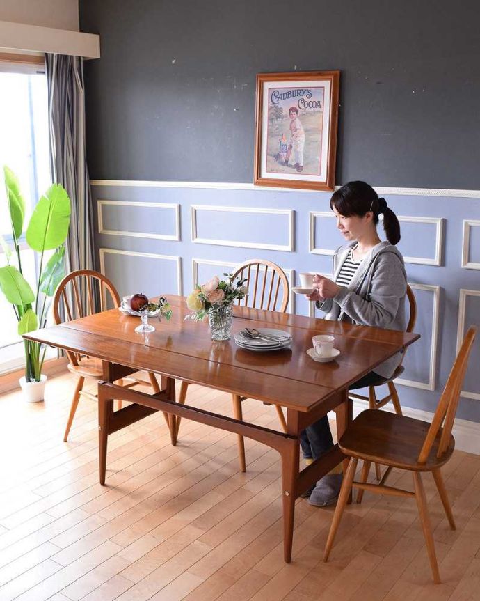 アンティークのテーブル　アンティーク家具　北欧スタイルのヴィンテージ家具、高さまで変えられる便利なダイニングテーブル（チーク材）。3通りの大きさで使える便利なテーブルドローリーフと言う天板を引っ張り出せばあっという間に大きく使えるドローリーフテーブル。(k-1873-f)