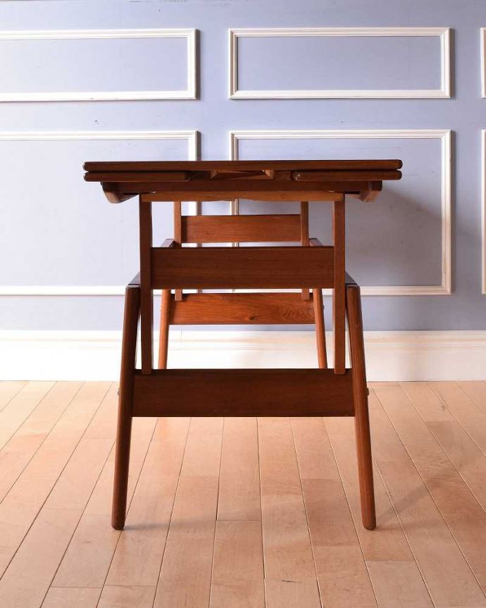 アンティークのテーブル　アンティーク家具　北欧スタイルのヴィンテージ家具、高さまで変えられる便利なダイニングテーブル（チーク材）。こちら側から見てみると･･･アンティークは新品ではないので、もちろん経年変化によるキズはありますが、専門の職人がキレイに修復しました。(k-1873-f)