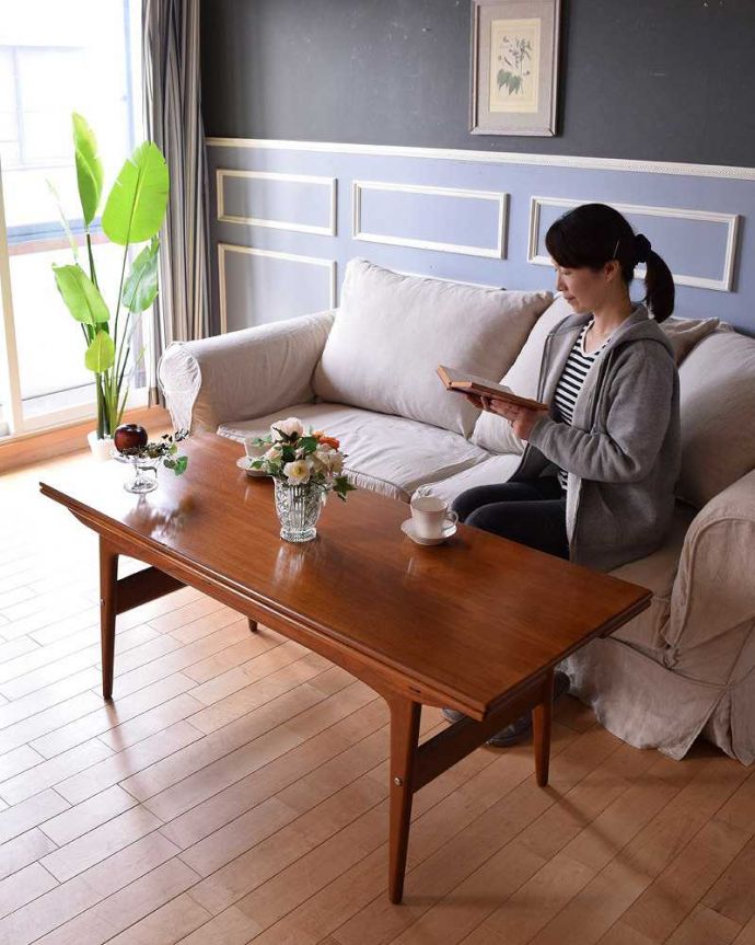 アンティークのテーブル　アンティーク家具　北欧スタイルのヴィンテージ家具、高さまで変えられる便利なダイニングテーブル（チーク材）。低めで使うとセンターテーブルに天板の高さを変えて使えるので、ソファテーブルにも使えます。(k-1873-f)