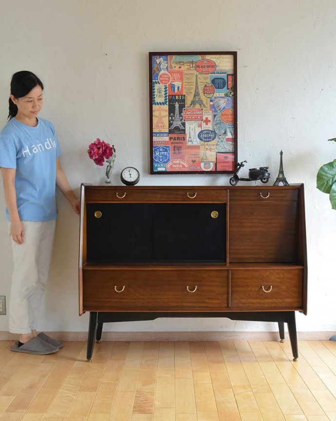 G-PLAN(Gプラン)　アンティーク家具　ブラックの色使いがカッコイイ、G-planのヴィンテージサイドボード。人気のヒミツは北欧スタイルのデザインやっぱりスッキリとカッコイイシンプルなデザインが人気のサイドボード。(k-1875-f)