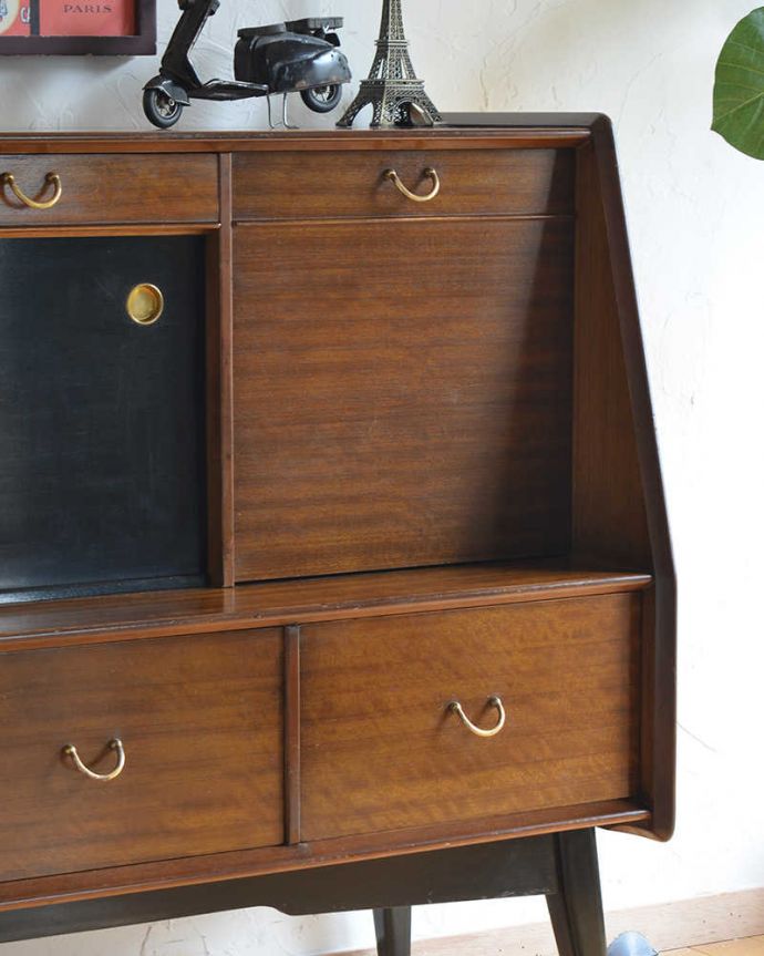 G-PLAN(Gプラン)　アンティーク家具　ブラックの色使いがカッコイイ、G-planのヴィンテージサイドボード。ヴィンテージ家具らしいあたたかさ。(k-1875-f)