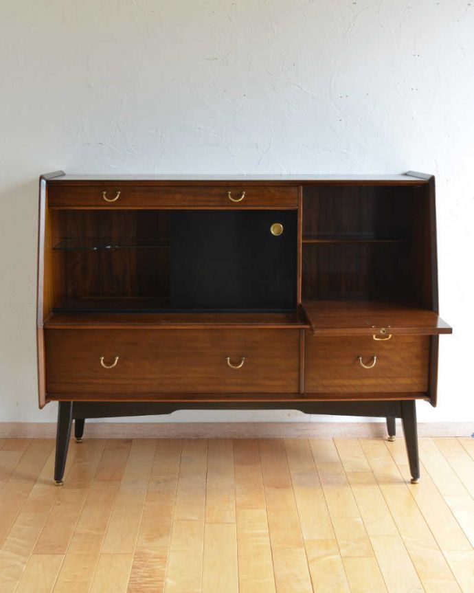 G-PLAN(Gプラン)　アンティーク家具　ブラックの色使いがカッコイイ、G-planのヴィンテージサイドボード。扉の奥はたっぷり収納中を開けると、たっぷりの収納が。(k-1875-f)