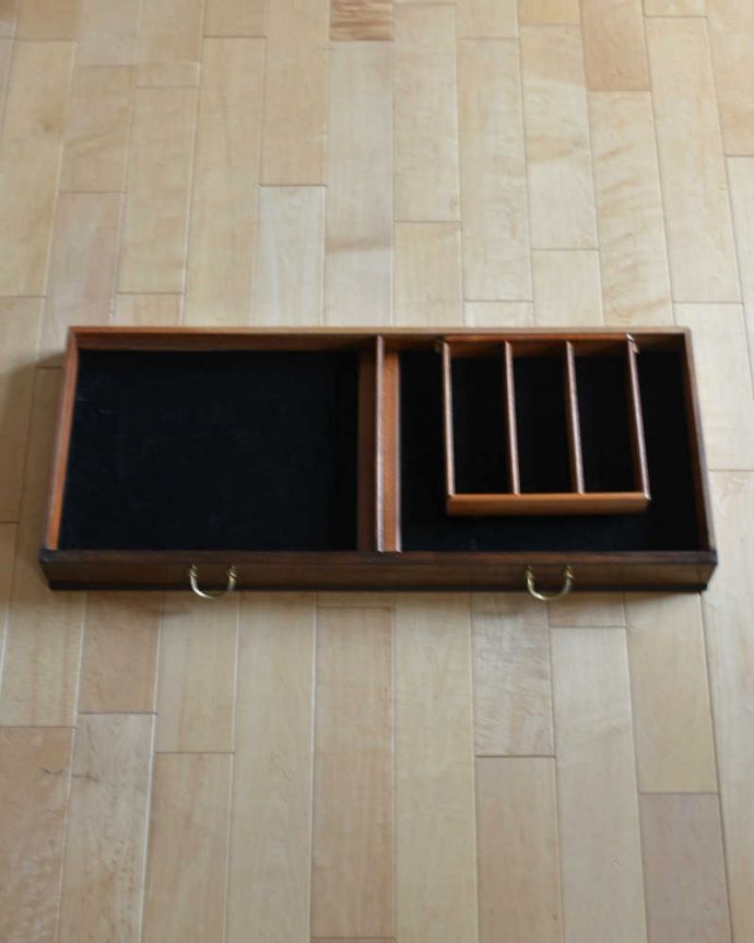 G-PLAN(Gプラン)　アンティーク家具　ブラックの色使いがカッコイイ、G-planのヴィンテージサイドボード。キレイにお直ししましたもともと配膳用の家具なので、カトラリー用に細かく仕切られた引き出しが付いていて便利です。(k-1875-f)