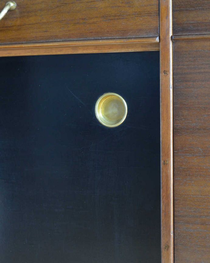 G-PLAN(Gプラン)　アンティーク家具　ブラックの色使いがカッコイイ、G-planのヴィンテージサイドボード。キラッと輝くおシャレな取っ手クールなデザインなのに、引き戸っぽい雰囲気なので、なんだかほっとするあたたかさ。(k-1875-f)