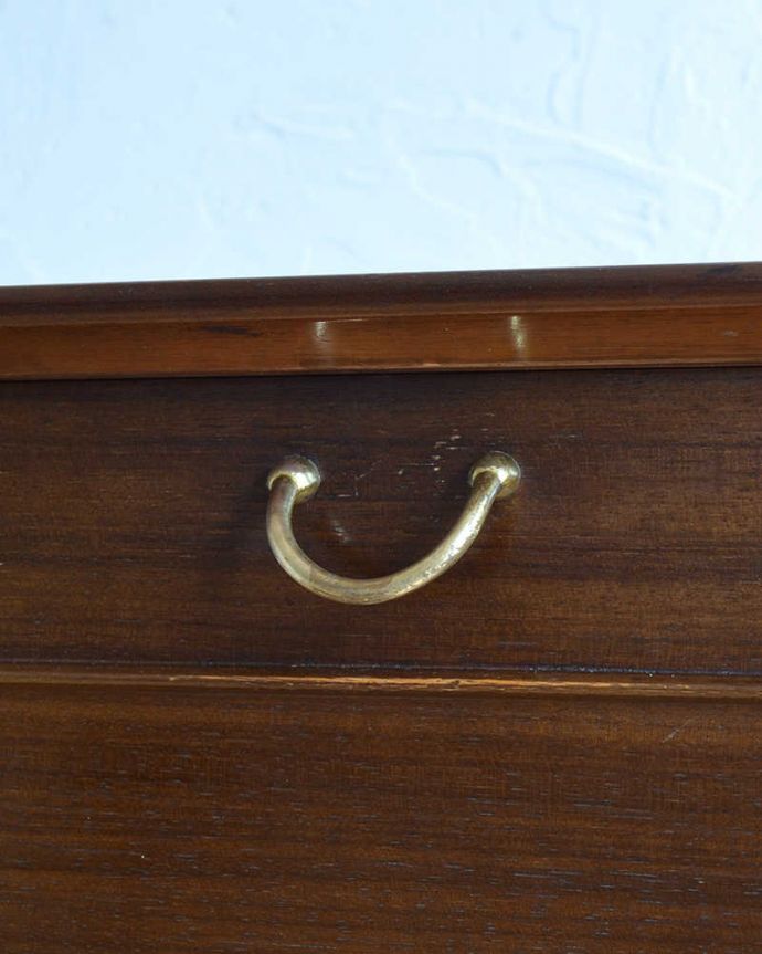 G-PLAN(Gプラン)　アンティーク家具　ブラックの色使いがカッコイイ、G-planのヴィンテージサイドボード。デザインの一部になっている取っ手取っ手のデザインもシンプルかつ機能的に。(k-1875-f)