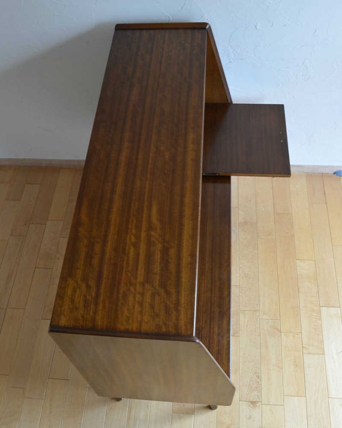 G-PLAN(Gプラン)　アンティーク家具　ブラックの色使いがカッコイイ、G-planのヴィンテージサイドボード。天板の塗装もキレイに仕上げましたヴィンテージの家具は修復方法が様々。(k-1875-f)