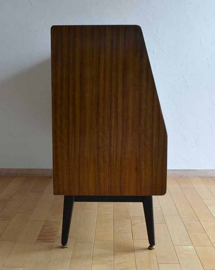 G-PLAN(Gプラン)　アンティーク家具　ブラックの色使いがカッコイイ、G-planのヴィンテージサイドボード。横から見てもスッキリどこから見てもスッキリとしてステキなヴィンテージ。(k-1875-f)