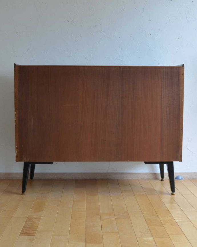 G-PLAN(Gプラン)　アンティーク家具　ブラックの色使いがカッコイイ、G-planのヴィンテージサイドボード。もちろん後ろ姿もキレイですビンテージは新品ではないので、もちろん経年変化によるキズはあります。(k-1875-f)