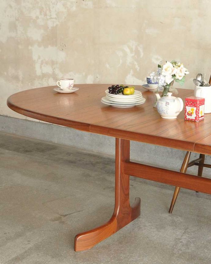 G-PLAN(Gプラン)　アンティーク家具　シンプルデザインの伸張式ダイニングテーブル、G-PLANのヴィンテージ家具。スッキリとカッコイイ脚先にいくほど微妙にシェープされたスッキリとした脚。(k-1876-f)