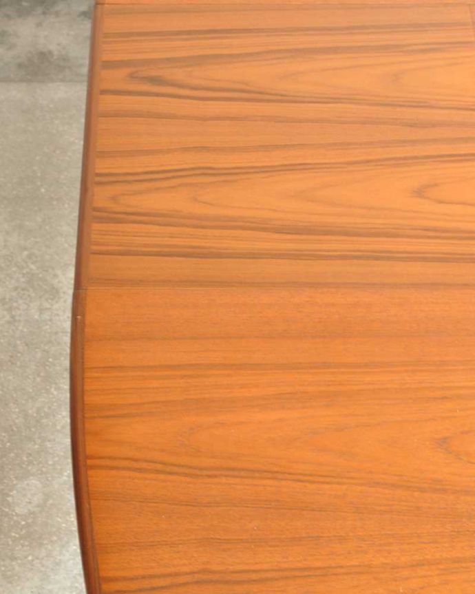 G-PLAN(Gプラン)　アンティーク家具　シンプルデザインの伸張式ダイニングテーブル、G-PLANのヴィンテージ家具。シンプルな木目がカッコイイ天板を近くで見てみるとこんな感じです。(k-1876-f)