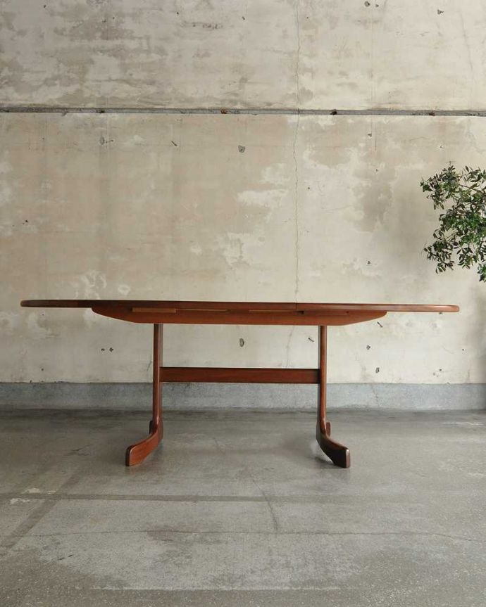 G-PLAN(Gプラン) アンティーク家具 G-PLANの伸張式テーブル、北欧スタイルのお洒落なエクステンションテーブル(ホエールレッグ)。天板を広げると・・・もちろん広げたままの状態でもお使い頂けます。(k-2857-f)