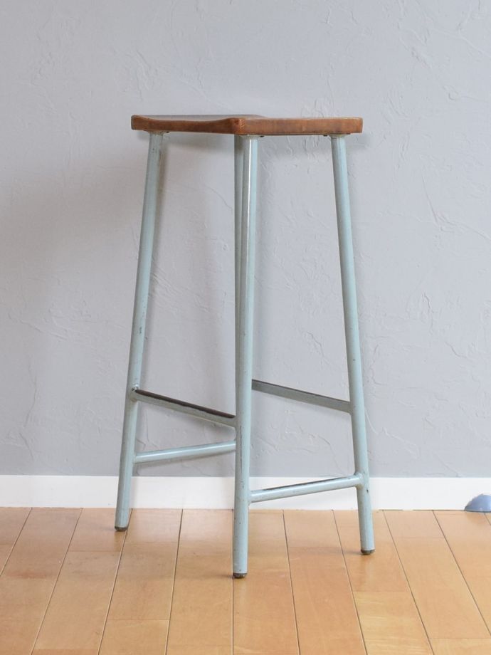 アンティークスツールの側面